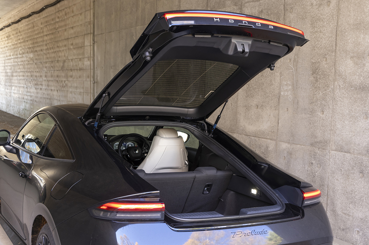 2ドアクーペではあるが、実際にはリアにテールゲートが備わっている。令和のデートカーとしては電動であってほしかったが、実用上の問題はない。