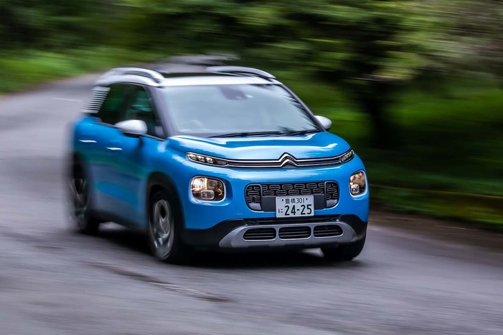 「シャイン」グレードはボディーカラーによってルーフやルーフレールのカラーリングが異なる「バイトーンルーフ」と呼ばれる外装色仕様が標準となる。試乗車のボディーカラーである「ブリージングブルー」の場合は「ナチュラルホワイト」のルーフカラーが組み合わされる。