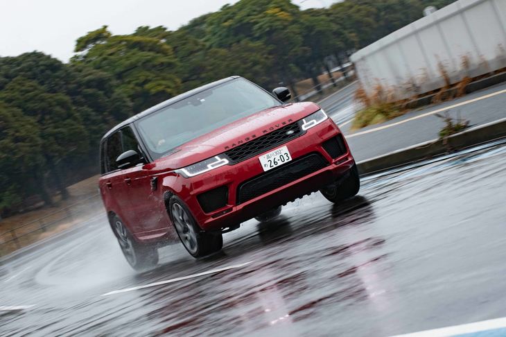 「P400」の車両重量は2340kg。過去の過給機付き3リッターV6モデルと比較すると、補器類などの増加もあってか、やや重量が増している。