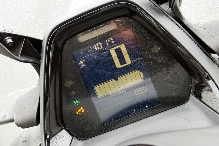 液晶メーター左上の、GPSのインジケーターに注目。実証実験では車両の使用状態などがLTE回線を介してヤマハに送られ、今後の電動二輪開発に生かされる。