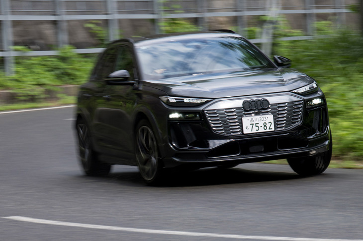 試乗車に装備されていた「アダプティブエアサスペンション スポーツ」は、「ラグジュアリーパッケージ」等のセットオプションの一部として用意される。