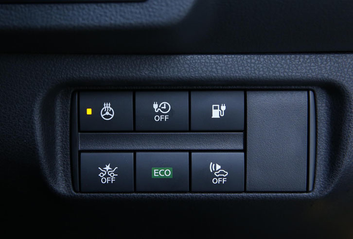 インストゥルメントパネルには、給電口やステアリングヒーターなどの操作スイッチが並ぶ。