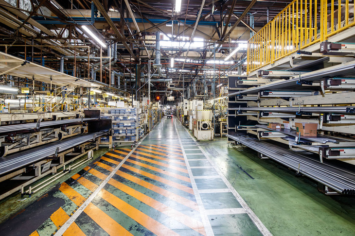 カヤバの岐阜北工場の内部。ここでは主に四輪車用のショックアブソーバーと、パワーステアリングの油圧装置を製造している。