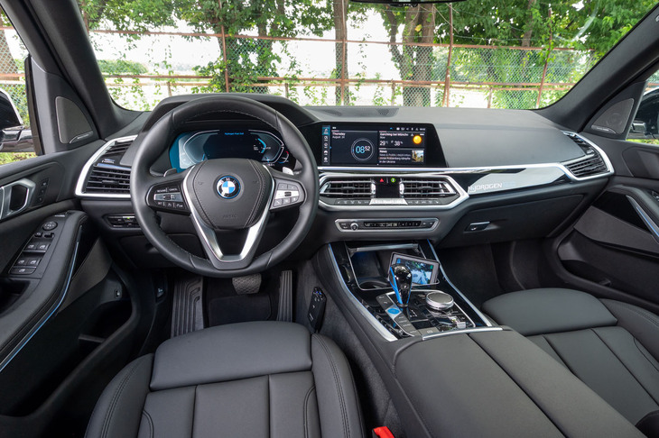 「iX5ハイドロジェン」は実証実験車両のためステアリング位置は左のみ。カーブドディスプレイも備わっていない。