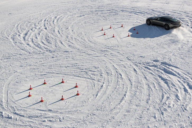 雪上で8の字スラロームに供される「DB11」。足元にはスパイクが打ち込まれた「ピレリ・ソットゼロ」を履いている。