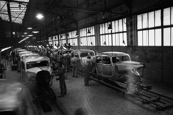 既存のモデルとはまったく構造の異なる「トラクシオン アヴァン」を量産するためには、生産ラインを大幅に作りなおさねばならない。シトロエンは膨大な投資を強いられ、一時は倒産の窮地に立たされた。