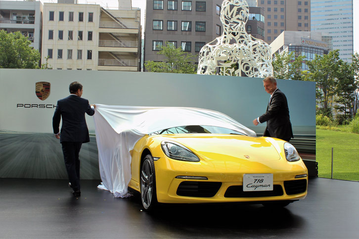 ポルシェ ジャパンの七五三木敏幸社長と、独ポルシェのデトレフ・フォン・プラーテン氏によってアンベールされる「718ケイマン」。