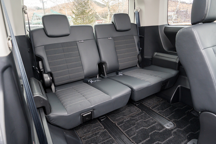 3列目の定員は3人ながらヘッドレストは2つ。2人用と割り切れば広さもシートサイズも十分にぜいたくだ。
