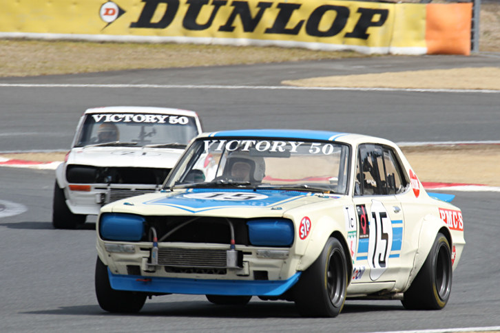 「マイナーツーリング大集合」と題された、クラシックカーレースに参戦するツーリングカーによる模擬レース。通称ハコスカこと「日産スカイライン2000GT-R」が通算50勝を挙げた1972年富士GC 第1戦 の前座レースで、1-2フィニッシュを飾った高橋国光と久保田洋史の「スカイライン ハードトップ2000GT-R」（KPGC10）のレプリカは、いずれも当人がドライブした。