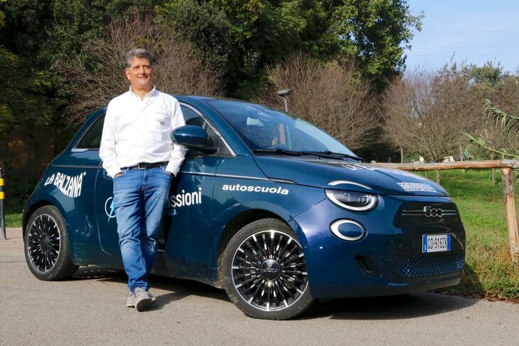 今回は、わが街シエナでEVをいち早く導入した自動車教習所の校長に話を聞いた。