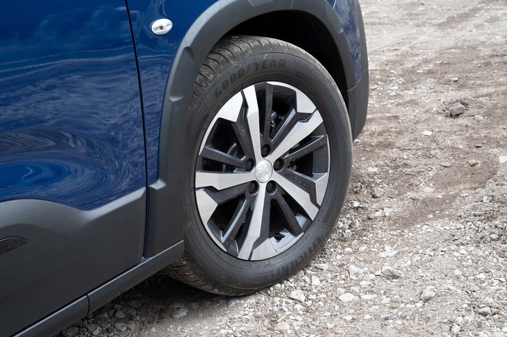 タイヤサイズはこれまで導入された限定車や手ごろな「アリュール」よりも1インチ大きい17インチ。試乗車はグッドイヤーの街乗りSUV用サマータイヤ「エフィシェントグリップ パフォーマンスSUV」を履いていた。