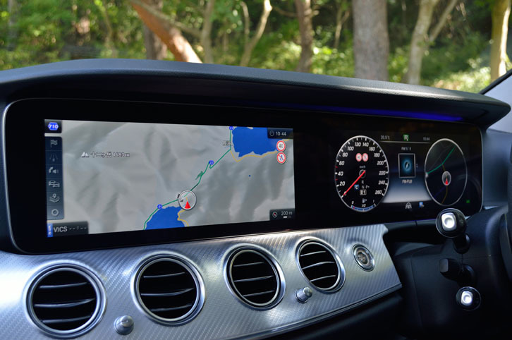 ドライバーの前方には、12.3インチのディスプレイが2つ並ぶ。右のものはメーターパネル、左は主にインフォテインメントシステム用となっている。