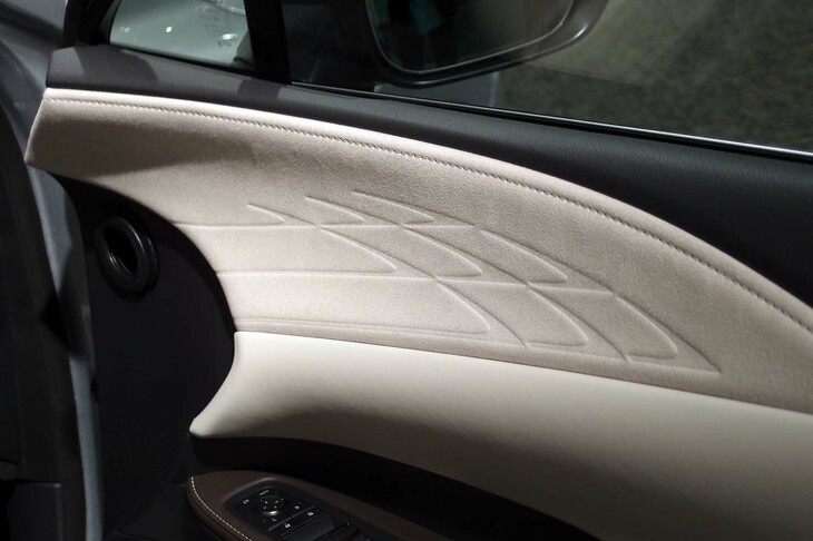 レクサスRX450h＋“バージョンL”（フロントドアのインナーパネル）