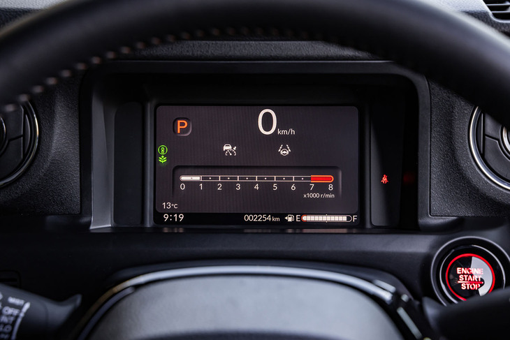 ホンダの軽自動車として初めて7インチTFT液晶メーターが採用された。従来型でステアリングホイールの上側に位置していたメーターを、一般的なステアリングホイール内側から見る位置に移動しているのも新型の特徴だ。