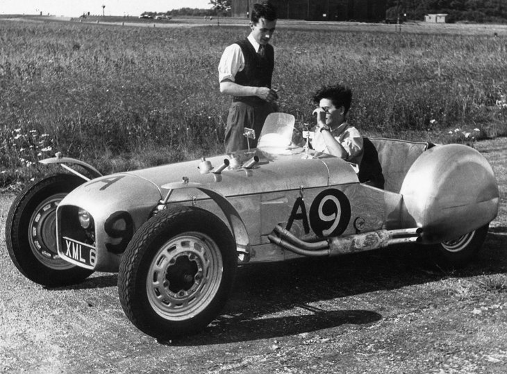 チャップマンは、1952年にマイケル・アレン、ナイジェル・アレンの兄弟とともにロンドンにロータス・エンジニアリング社を設立する。写真は同社の契機ともなった「ロータス6」。チャップマンが一から設計した、初のオリジナルモデルだった。