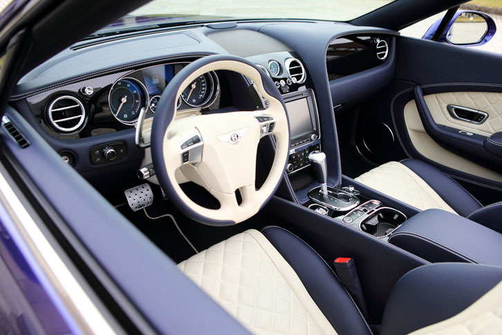 コックピットの様子。シートと同様に塗り分けられた、3本スポークのスポーツステアリングホイールが目を引く。