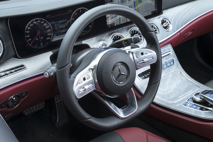 ステアリングホイールには、左右のスポークそれぞれにタッチコントロールボタンが備わっている。