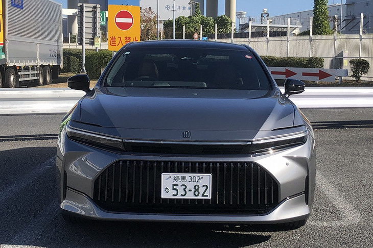 「クラウン セダン」のフロントマスク。ヘッドランプが薄すぎて目がないみたい見える。反対にリアにはちょっとだけ昭和のクラウン感が残っている。