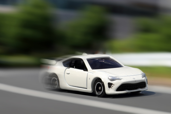 エンジンは、FA20型と呼ばれるスバルの2リッター水平対向4気筒DOHC。86×86mmというスクエアなボア×ストロークが特徴で、燃料噴射には状況に応じて筒内直接噴射とポート噴射を使い分ける「D-4S」が採用された。マイナーチェンジ後のモデルでは、MT仕様で207ps、AT仕様で200psの最高出力を発生する。（写真＝荒川正幸）