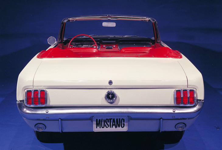 1964年「フォード・マスタング コンバーチブル」。このテールランプのデザインはよく引用された。