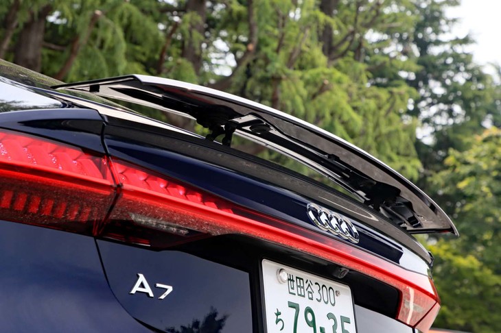 リアスポイラーはコックピットからの操作が可能なだけでなく、120km/hで自動的に展開する。