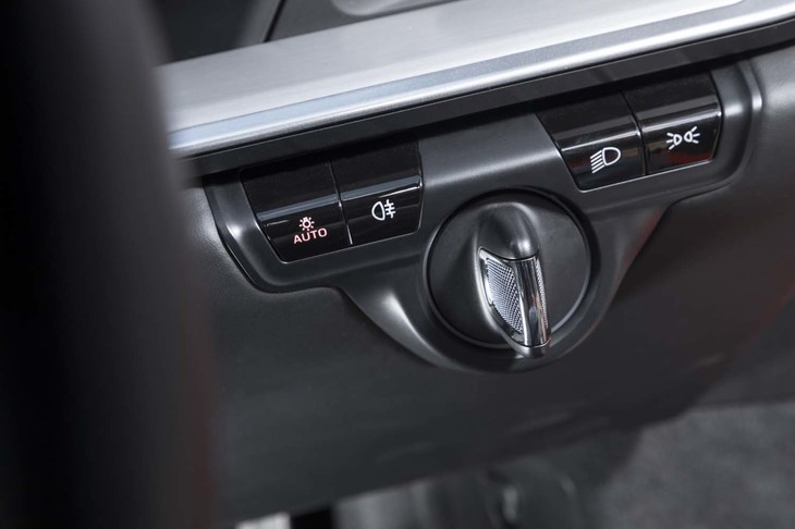 挿入したキーの形状を模した、エンジンスタータースイッチ。多くのクルマに採用されているスタートボタンとは異なり、ひねる動作で始動させる。