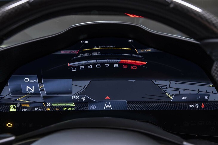 フェラーリSF90 XXストラダーレ（メーターパネル）