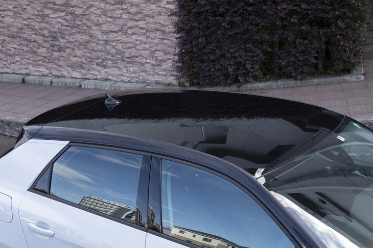 「グレイシアホワイトメタリック」（6万円）のボディーカラーとブラックのコントラストルーフ（7万円）はそれぞれオプションとなっている。