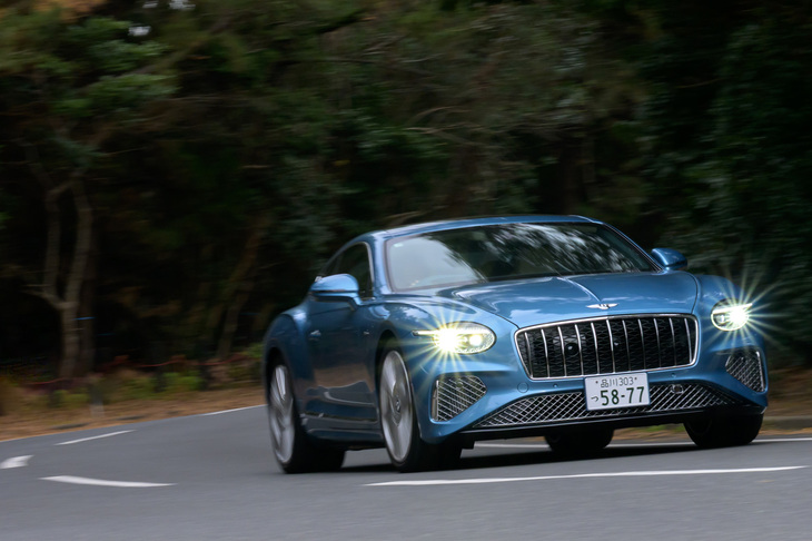 ドライブトレインには48Vの電子制御アンチロールシステム「ベントレーダイナミックライド」を搭載。後輪操舵や電子制御リミテッドスリップデフも標準で装備される。