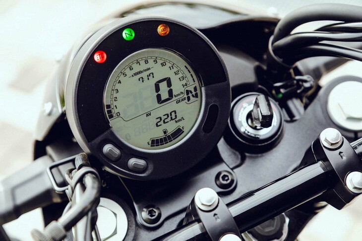 ETC2.0車載器が標準で備わるなど、装備は充実。インストゥルメントパネルはシンプルな丸型のデジタル液晶で、スマートフォンとBluetooth通信でつなぐことができる。