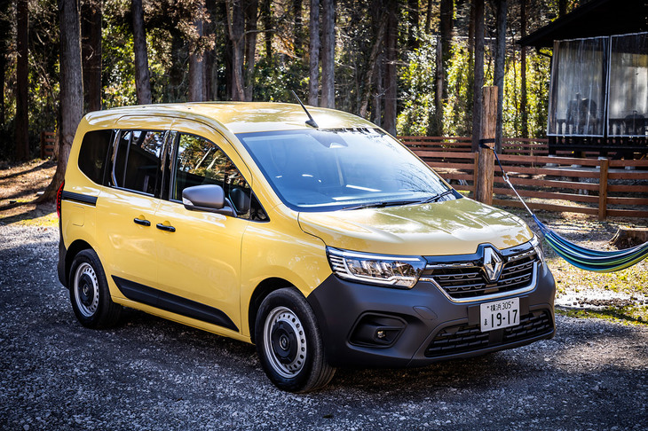 かの地の商用車を思わせるエクステリアが特徴の「クレアティフ」。黒バンパーやサイドバンプなどが目を引くその意匠は、エントリーグレード「ゼン」と基本的に共通だ。ただしゼンにはフロントフォグランプがなく、またボディーカラーも白しか選べないので、そこで見分けることができる。（写真：花村英典）