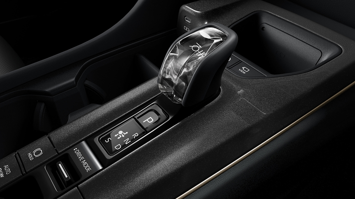 「THE 70th」ロゴ入りのプレミアムシフトノブ。