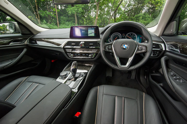 「523dツーリング ラグジュアリー」のインストゥルメントパネルまわり。「イノベーション・パッケージ」装着車では、インフォテインメントシステムにジェスチャーによる操作機能が追加される。