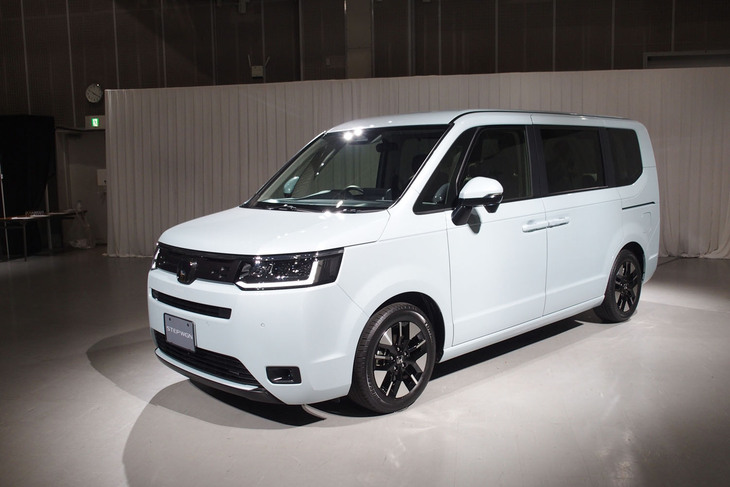 新型ミニバン戦線で先制パンチを浴びせたのはホンダだった。2022年春に発売予定の新型「ステップワゴン」（写真）を、新型「トヨタ・ノア／ヴォクシー」のデビュー1週間前、2022年1月7日に公開した。