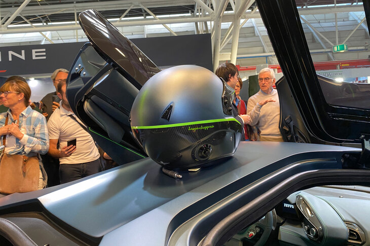 オリジナルのヘルメット。