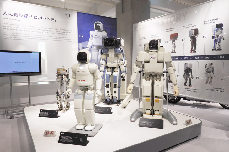 こちらは、かつて私たちに夢を見させてくれた人型二足歩行ロボット「ASIMO（アシモ）」の展示。プロジェクトが終了して久しいが、その知見は、二輪車に搭載される各種センサーや、ロボティクス技術の開発などに生かされている。