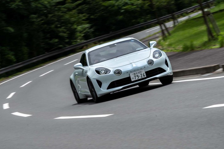 リアミドに積まれる1.8リッター直4ターボエンジンは最高出力300PSと最大トルク340N・mを発生。「A110 S」と同じ高出力版のユニットだ。