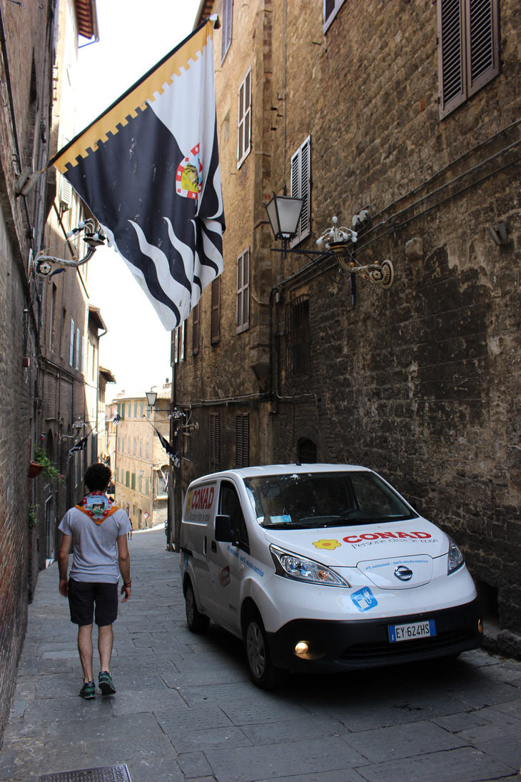 前述のスーパーマーケット宅配車が、シエナ旧市街を行く。