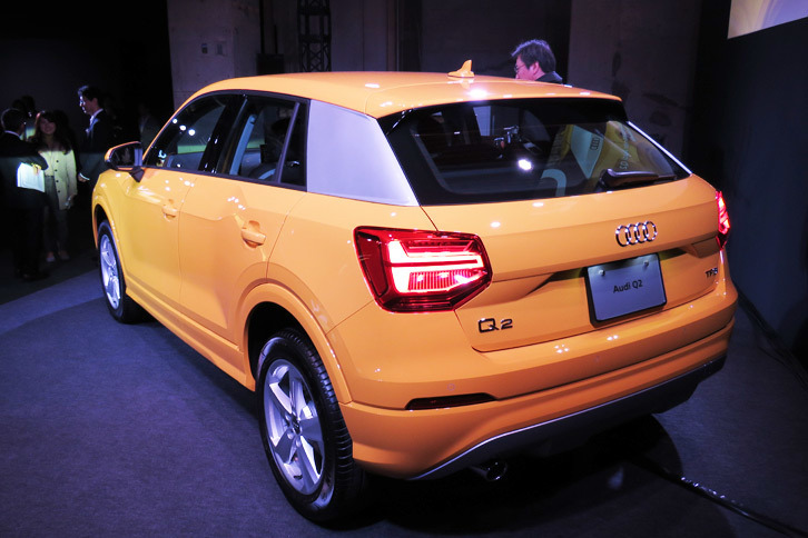 「Q2 1.0 TFSIスポーツ」のリアビュー。Cピラーに施された「ブレード」と呼ばれるアクセントが目を引く。