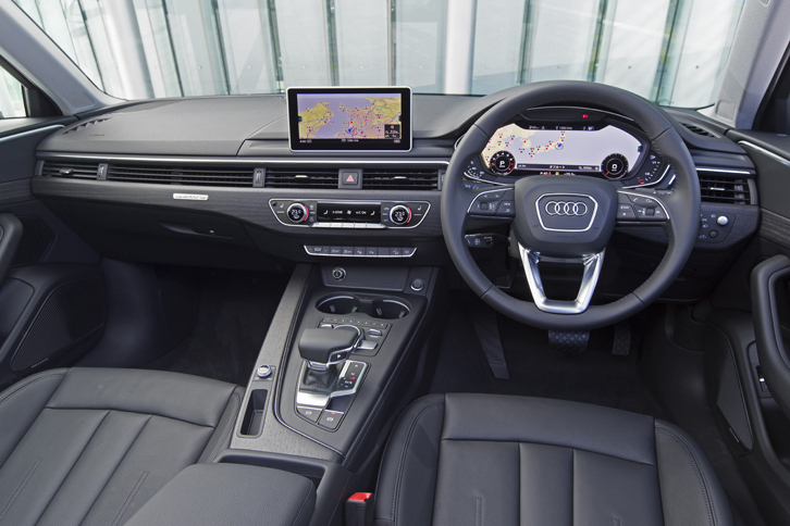 インテリアの様子。ドライバー前方の液晶型メーターパネル「アウディ バーチャルコックピット」には、カーナビの地図も表示できる。