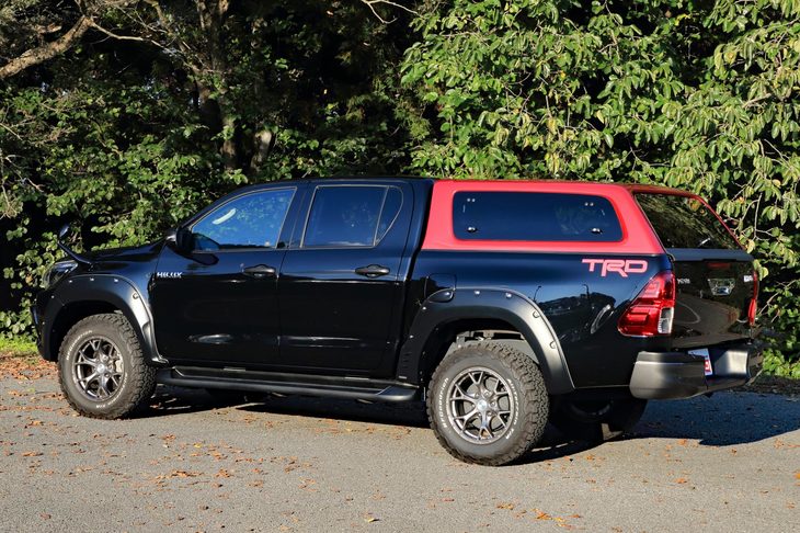 TRDではクルマの走りに関するパーツに加え、機能パーツも各種取りそろえている。写真の「ハイラックス」に装備される、キャノピーやサイドステップもTRDの手になるものだ。