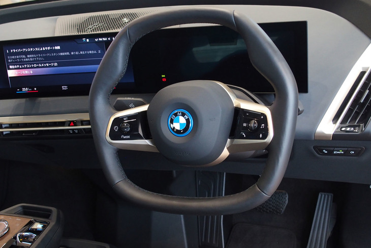 BMW iX（ステアリングホイール）