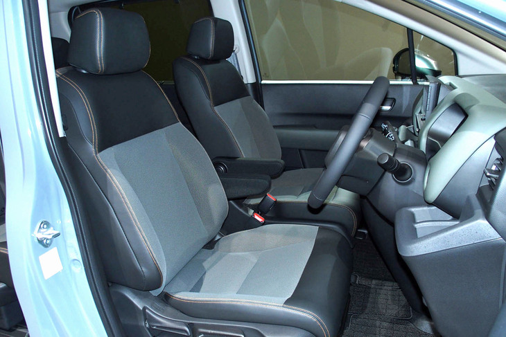 シートは3列とも新設計。現在ホンダではいろいろな法規対応のためにシートのつくりかえが推進されており、新型「フリード」でもその一環として新しいシートを採用したという。