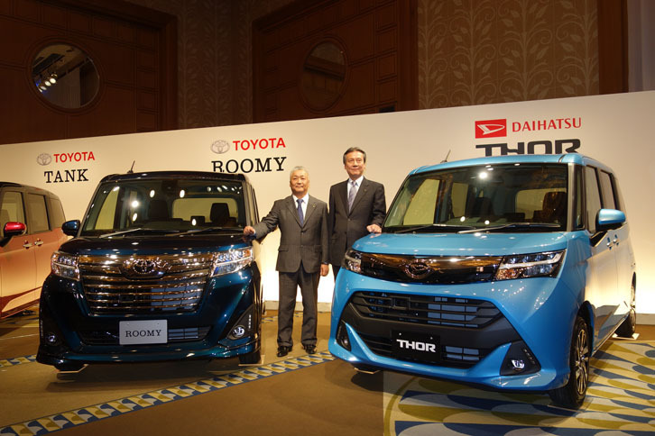 フォトセッションより。ダイハツ工業の三井社長（右）とトヨタ自動車の佐藤常務（左）。