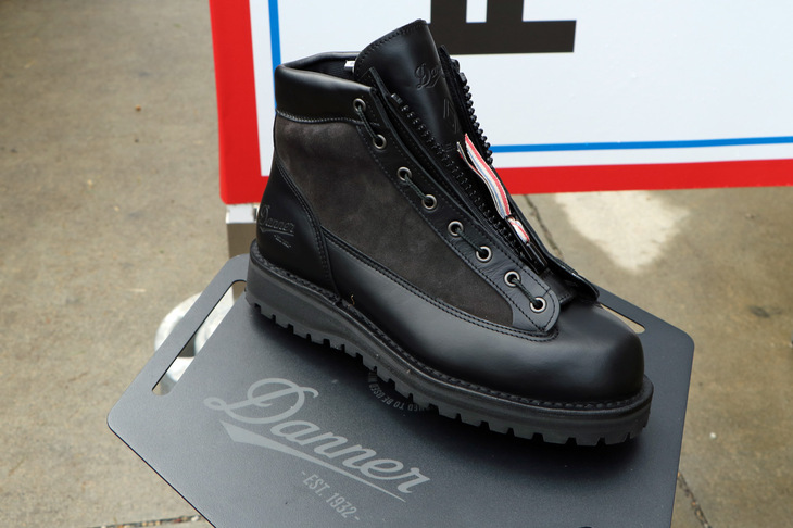 ルノー・ジャポンでは限定車「ルノー・カングー ヴァリエテ」の発売を記念して、米国のシューズ＆アパレルブランド「Danner」とのコラボレーションも実施。写真はオリジナルのワークブーツで、さらに「Danner」のロゴとコーポレートカラーを用いたKABANA製オリジナルシートカバーも製作されるという。いずれも期間限定の受注生産となるので、興味がある方はルノー・ジャポン公式サイトでご確認を……。