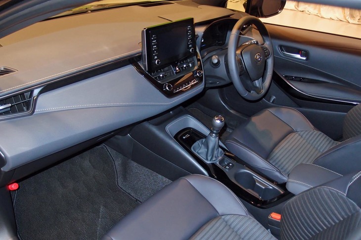 インテリアについては、ドアのトリムを先代よりも16mm薄型化。これも乗降性を向上するための措置である。