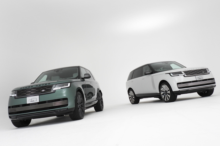 「レンジローバーSVビスポーク バルモラルエディション」（写真向かって左）と、「SVビスポーク1858エディション」（同右）。