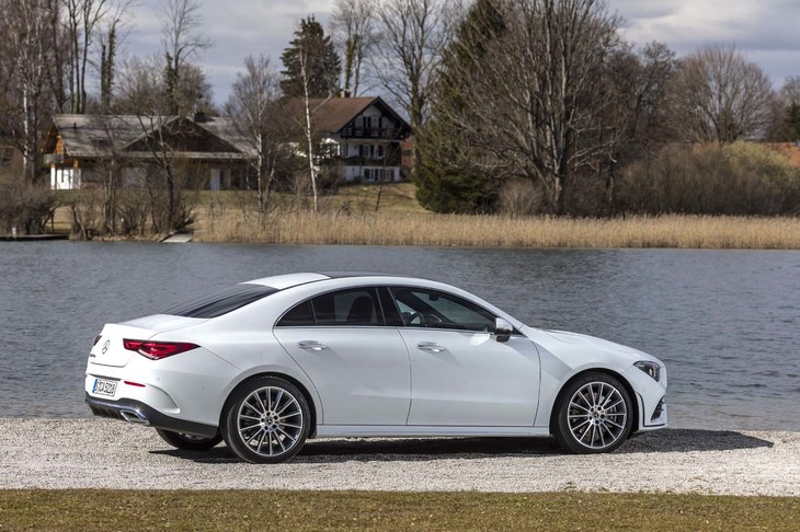 4688mmと公表される全長は先代比で＋48mm。ホイールベースは30mm延長されている。