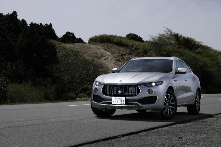 「レヴァンテ」は車高調整が可能なエアサスペンションシステムを標準装備する。走行モードや車速に合わせて自動的に調整されるほか、任意に設定することもできる。