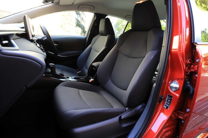 新型「カローラ」には2タイプのファブリックシートが設定されるうち、「S」にはより上質なタイプが装着される。座面およびサイドサポート部はグレー、その他の部分はブラックと表皮が張り分けられているのが特徴だ。